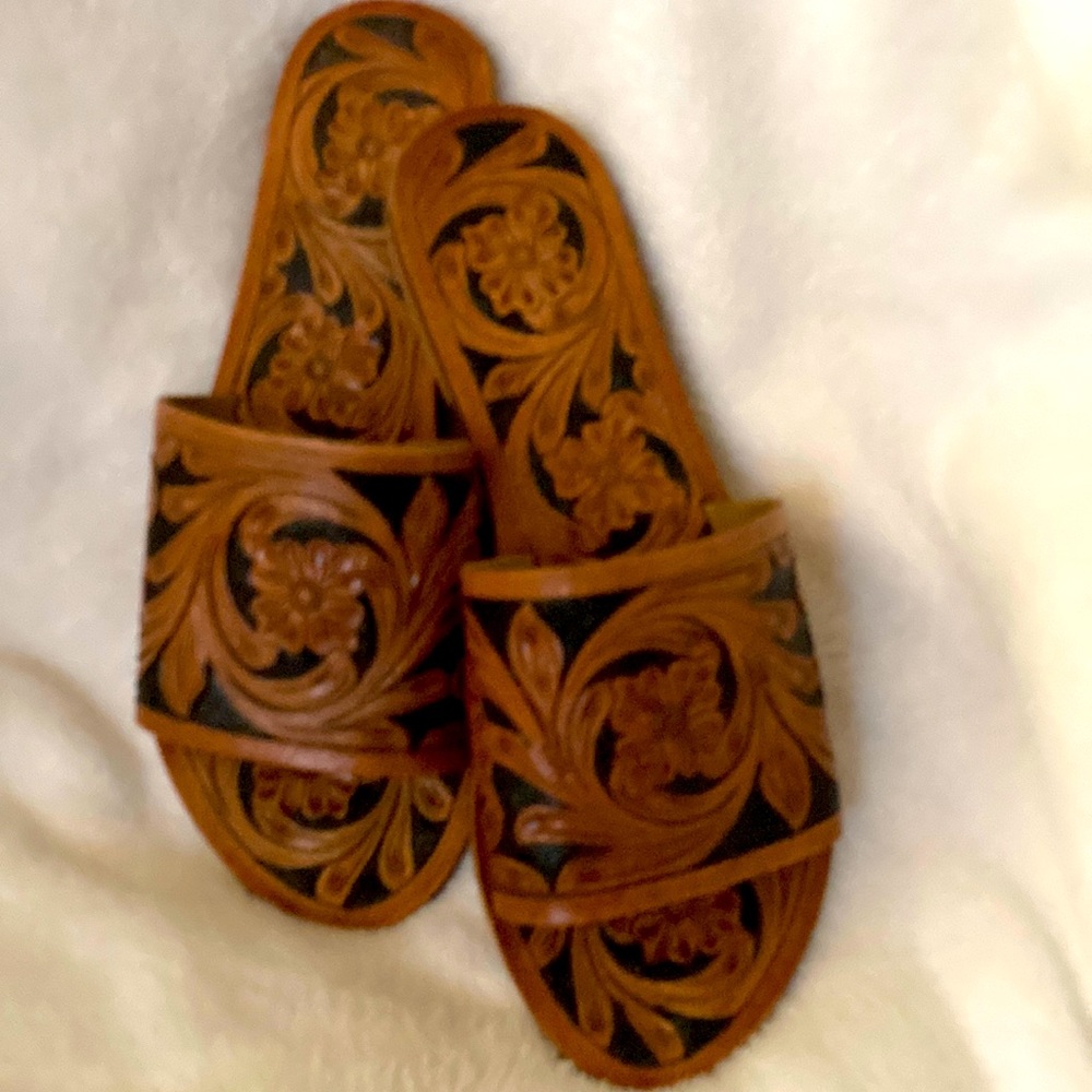 American Darling  sandals size 7 leather tool still in good shape.